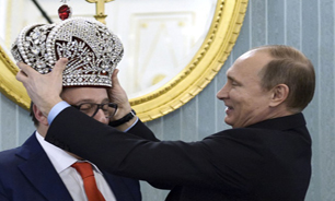 تاجگذاری سمبلیک پوتین بر سر "گنادی خازانوف"