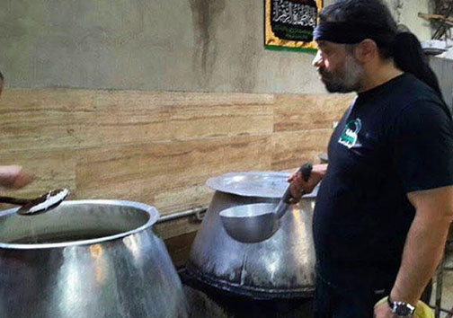 مداح معروف در حال پخت غذای نذری+ عکس