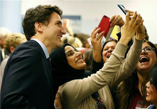 عکس/سلفی نخست وزیر کانادا با مهاجران سوری