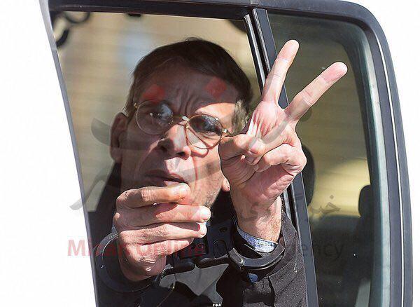 علامت پیروزی هواپیما ربا در راه زندان+تصویر