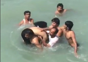 لحظه بیرون کشیدن فردی که در دریا غرق شد + فیلم و تصاویر