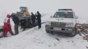 امداد رسانی به مسافران گرفتار در برف ساوه