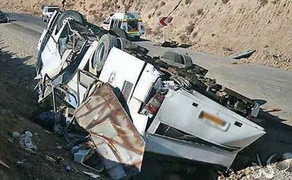 واژگونی اتوبوس ولوو به علت خستگي و خواب آلودگي راننده/ 5 تن مجروح شدند