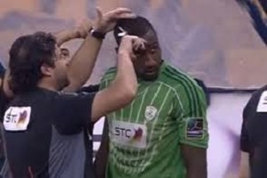 فیلم کوتاه کردن موی بازیکن عربستانی در وسط بازی