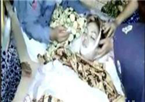 مرگ دردناک خواننده مشهور زن توسط نیش مار حین اجرای زنده + فیلم