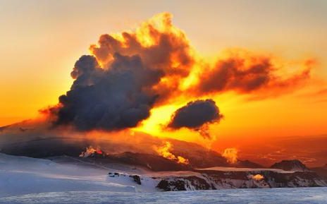 عکاسی مخاطره‌آمیز از لحظات حیرت‌انگیز فوران آتش‌فشان+ تصاویر
