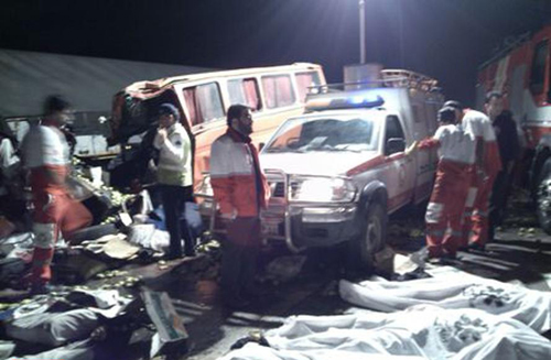 تصادف مرگبار کامیون با مینی‌بوس/ 15 تن کشته و مجروح شدند