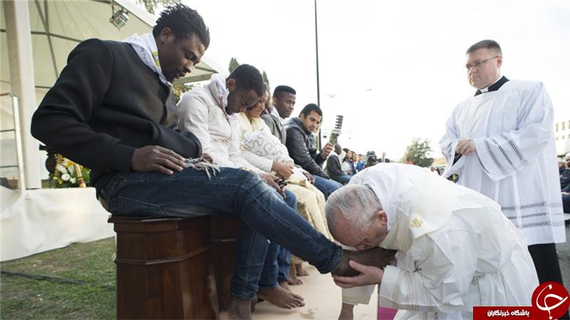 وقتی پاپ فرانسیس پای مهاجران را می بوسد+ تصویر