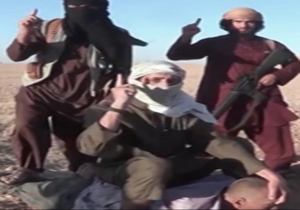 فیلمی هولناک از سر بریدن یک اسیر توسط سه جلاد داعش(18+) + فیلم