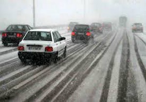 بارش برف و ترافیک نیمه‌‌سنگین در جاده‌های کشور
