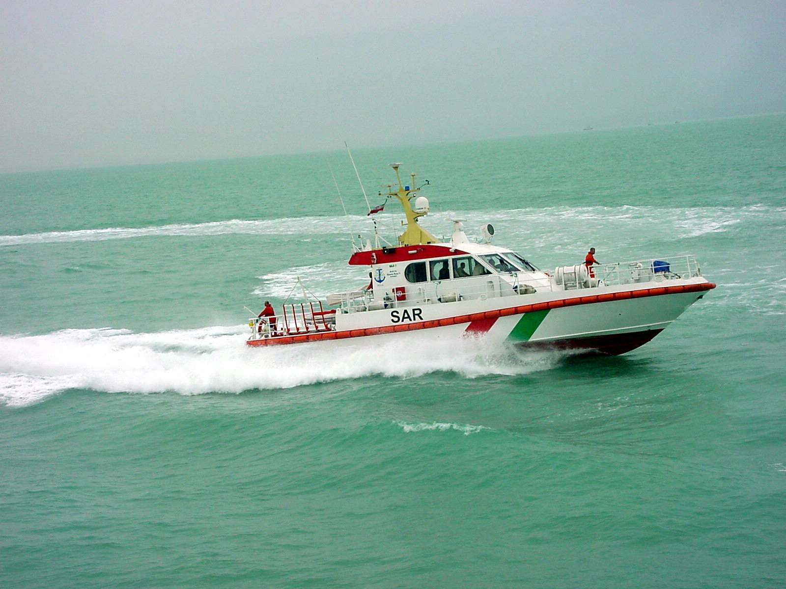 نجات شناور دریایی از غرق شدن در خلیج فارس