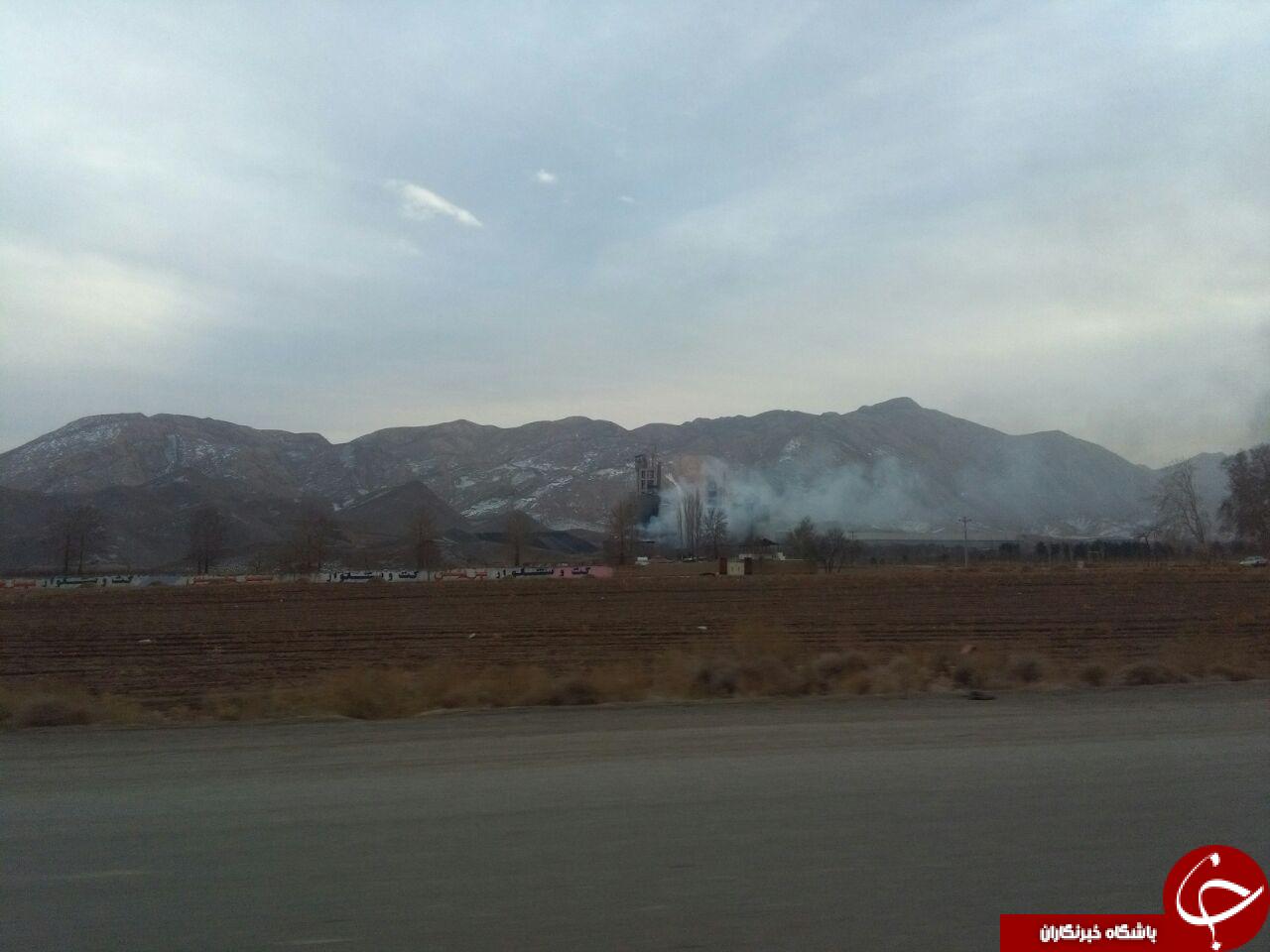 دود غلیظ ناشی از آتش‌سوزی کارخانه سیمان شاهرود + تصایر