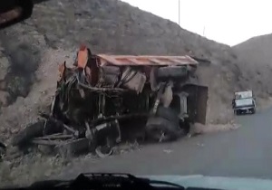 حادثه مرگبار چپ کردن کامیون! + فیلم