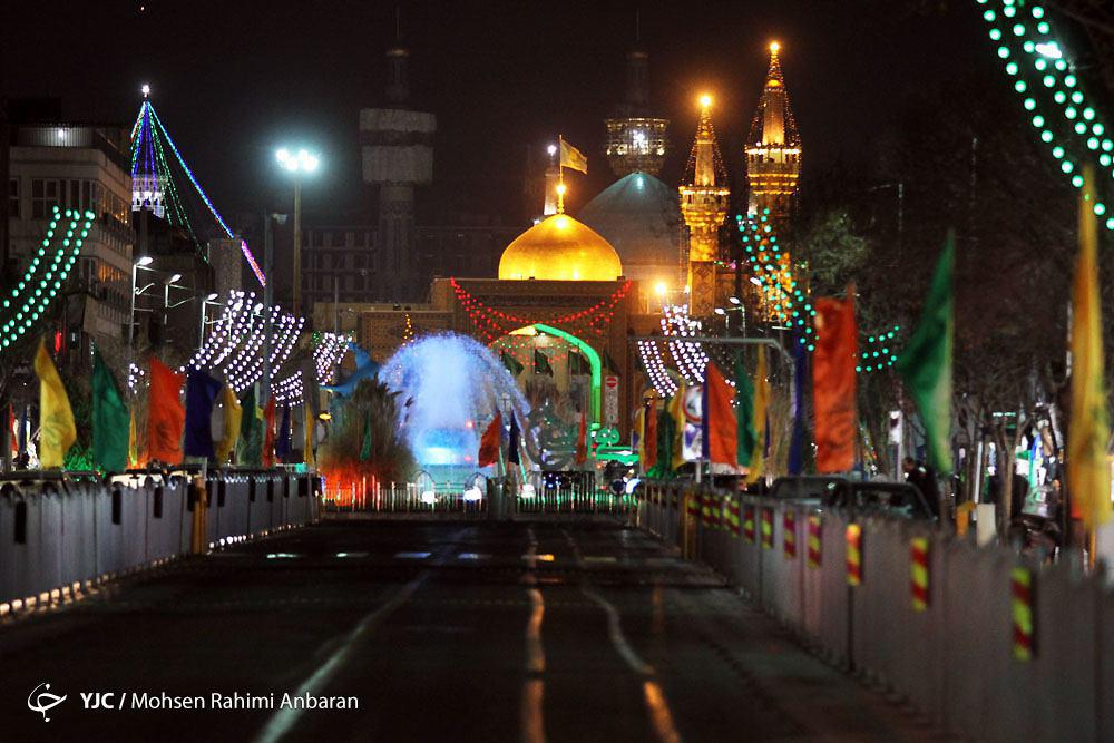 آذین بندی پایتخت معنوی ایران در شام ولادت امام حسن عسکری (ع)+تصاویر