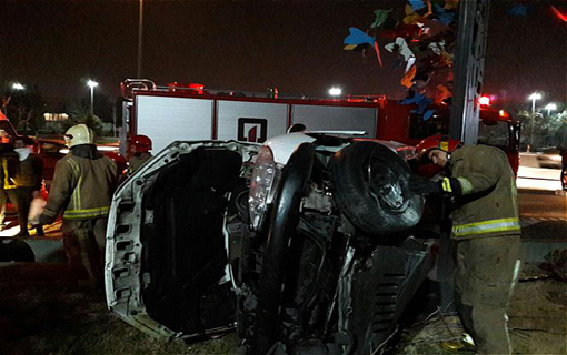 واژگونی خودروی 206 در بزرگراه شهید همت/ یکی از سرنشینان مصدوم شد
