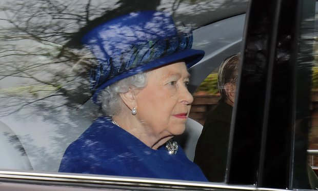 نخستین حضور ملکه انگلیس در انظار عمومی پس از رهایی از بیماری