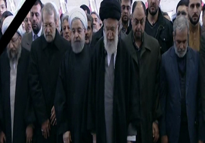 تاکید رهبر انقلاب بر اقامه نماز توسط کلیه حاضران در مراسم تشییع پیکر آیت‌الله هاشمی + فیلم