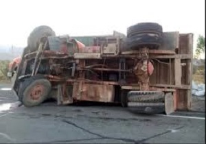 واژگونی کامیون در اثر خواب آلودگی! + فیلم