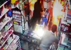 لحظه هولناک  آتش گرفتن کپسول گاز در مغازه! + فیلم