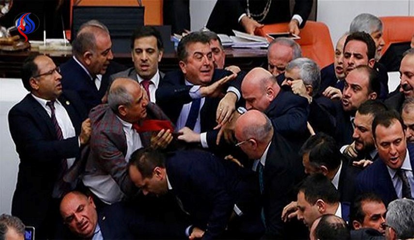 میکروفن گران‌قیمت پارلمان ترکیه ناپدید شد
