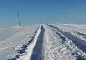 بارش برف جاده روستای «ناخدا آباد» را مسدود کرد + فیلم