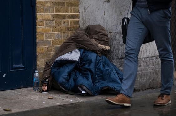 نصب نوارهای فلزی خاردار در خیابان‌های انگلیس برای مقابله با بی‌خانمان‌ها