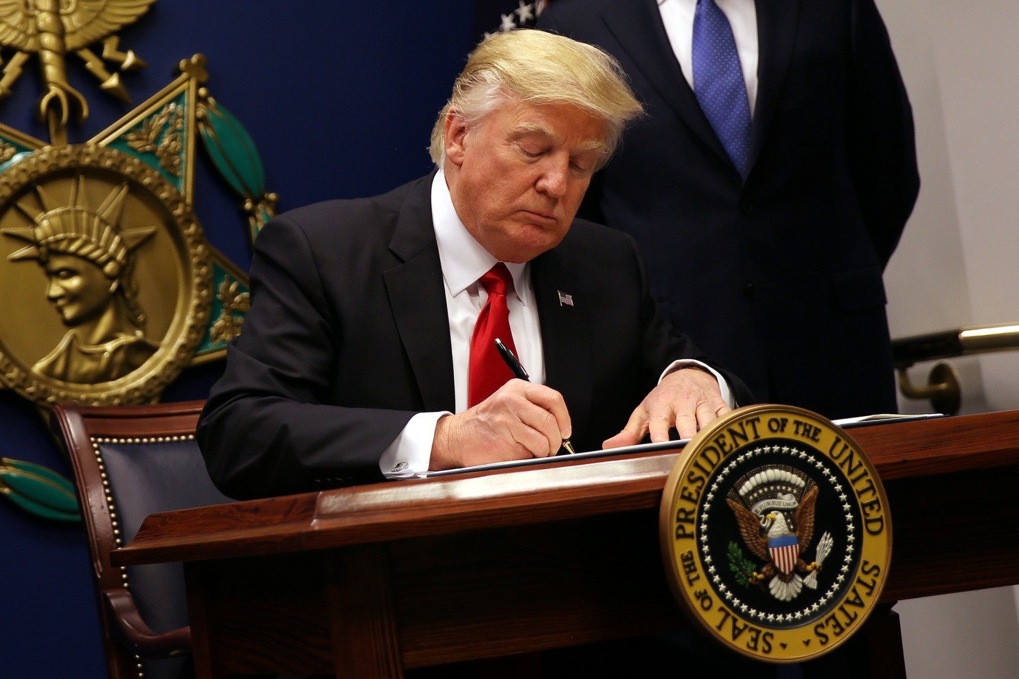 دستور ضد مهاجرتی ترامپ آمریکا را در مقابل تروریسم ضعیف می‌کند