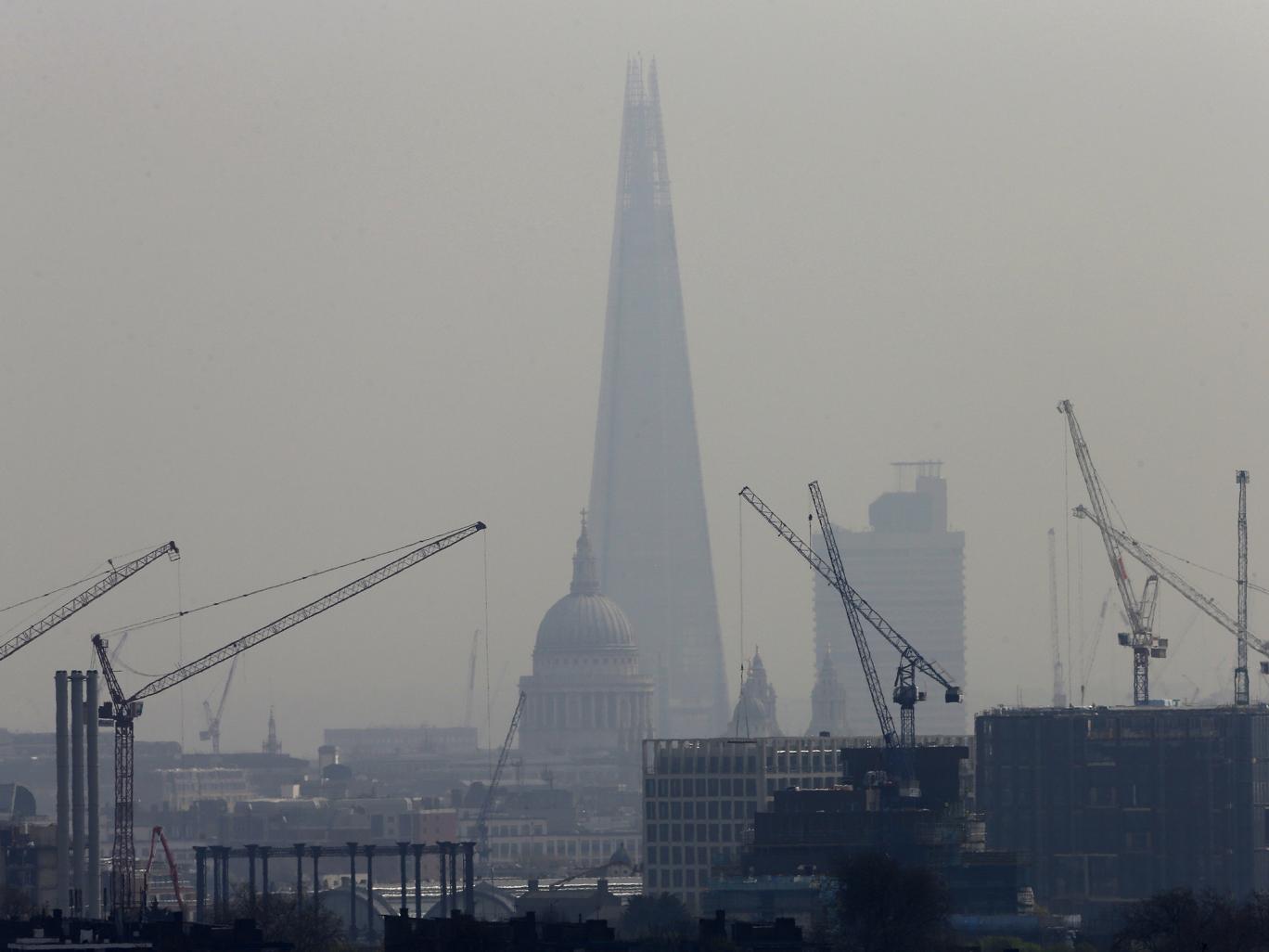 آلودگی بی‌سابقه هوا در شهر لندن/ تصمیم مسئولان برای افزایش اتوبوس‌های برقی