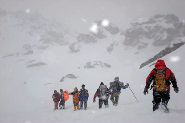 نجات 6 کوهنورد زن گرفتار در برف توسط پلیس کرمانشاه
