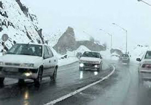 بارش برف و باران و ترافیک نیمه‌سنگین در جاده‌های کشور/ تردد با زنجیر چرخ در جاده‌های یخبندان