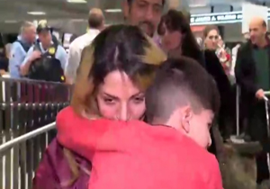 لحظه آزادی کودک پنج ساله ایرانی در فرودگاه واشینگتن + فیلم