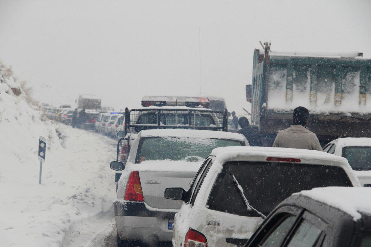 برف مسافران کرمان را زمین گیر کرد