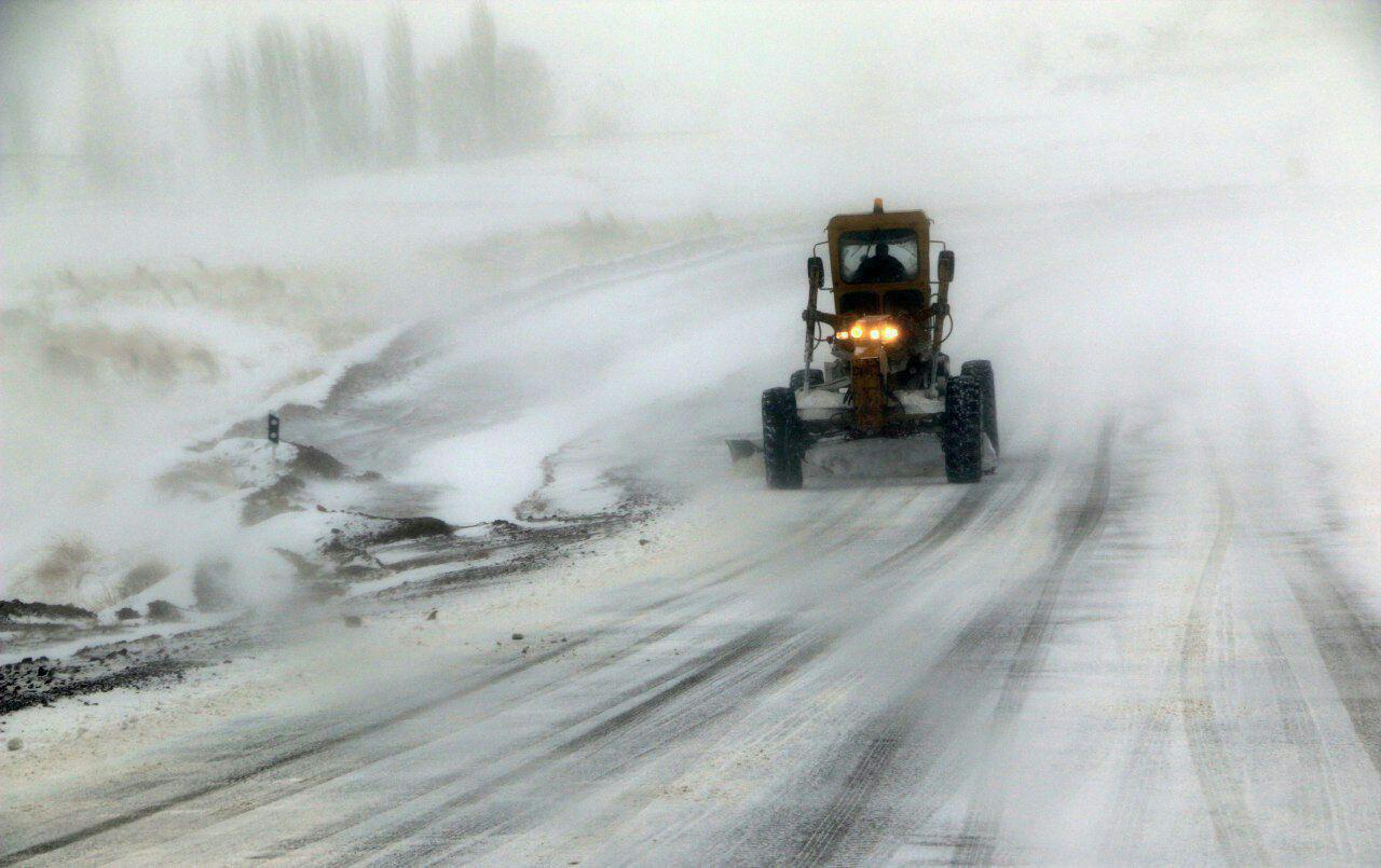 انجام عملیات برف روبی در محورهای مواصلاتی استان زنجان