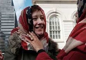 اقدام‌ جالب‌ زنان‌ آمریکایی‌ برای‌ همبستگی‌ با‌ مسلمانان