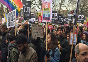 تظاهرات مردم انگلیس علیه فرمان ضد مهاجرتی ترامپ + فیلم