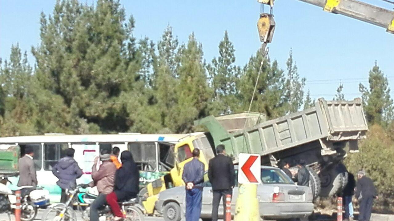 برخورد شدید کامیون و اتوبوس در کرمان