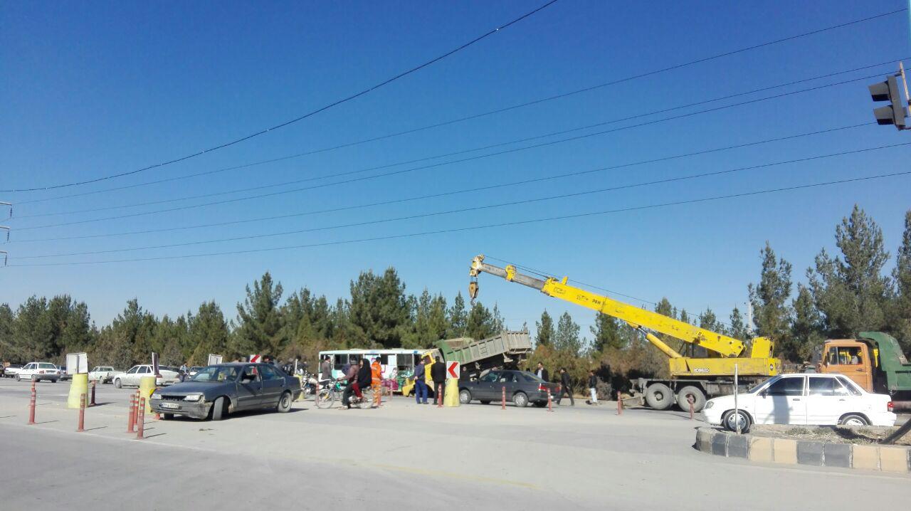 برخورد شدید کامیون و اتوبوس در کرمان