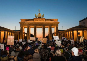 تظاهرات ضدترامپ در برابر سفارت آمریکا در برلین برگزار شد