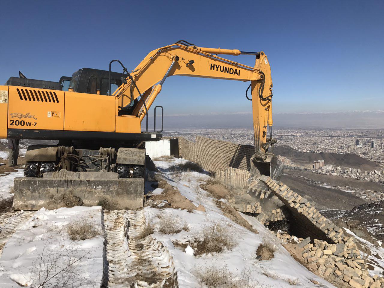 تخريب اراضي تصرف شده در ارتفاعات جنوب مشهد