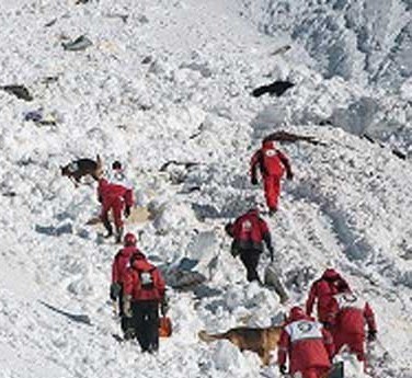 سه کارگر گرفتارشده در برف نجات پیدا کردند