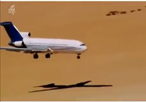 فرود اضطراری هواپیمای مسافربری در وسط بیابان + فیلم