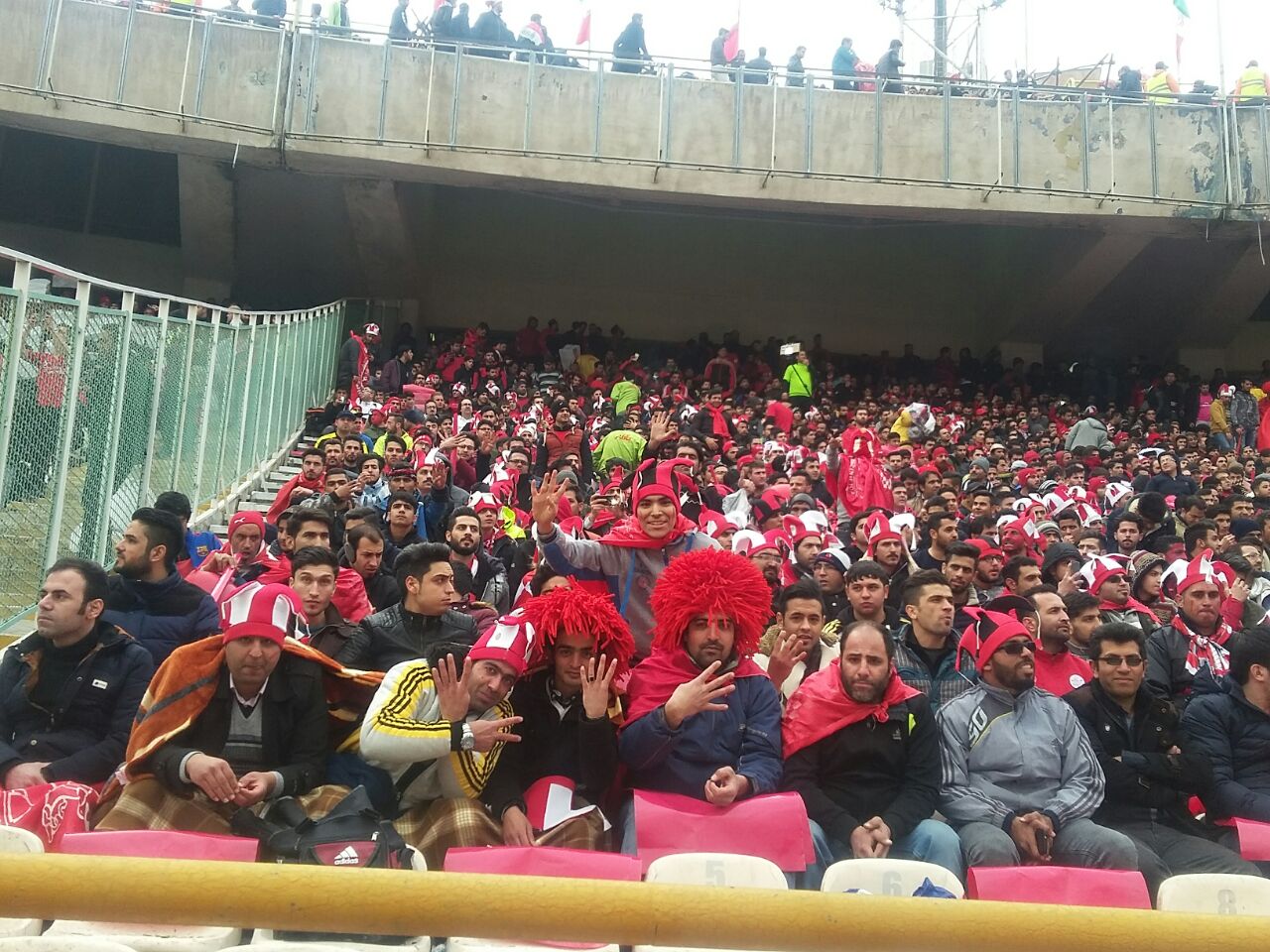 حدود ۴۰ هزار نفر در استادیوم آزادی/ کاورها از روی زمین چمن جمع شد+ تصاویر