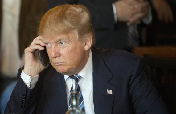 نامه دو سناتور آمریکایی به پنتاگون درمورد تلفن همراه ترامپ