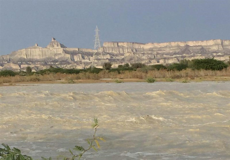 رودخانه مند در دشتی طغیان می‌کند