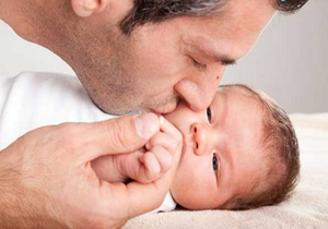 بوسیدن کودک باعث کاهش پرخاشگری او می‌شود