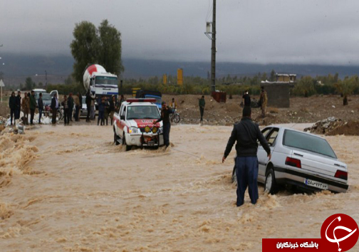 نجات سرنشینان دو دستگاه خودرو از سیلاب