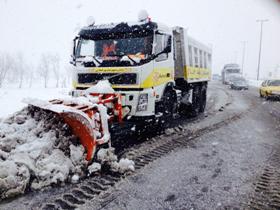 امداد رسانی به خودروهای گرفتار در برف توسط راهداران گیلانی