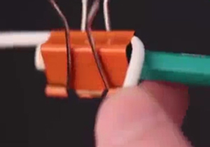 ترفندی برای جلوگیری از پیچیدن کابل شارژر گوشی + فیلم