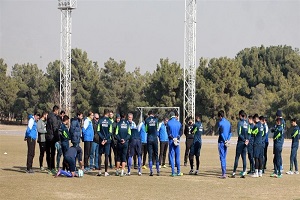 برخورد گرم بازیکنان جدید آبی پوش در کمپ/نظارت منصوریان بر تمرین آبی ها