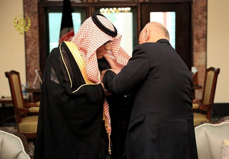 اشرف غنی به سفیر عربستان در افغانستان مدال افتخار داد!